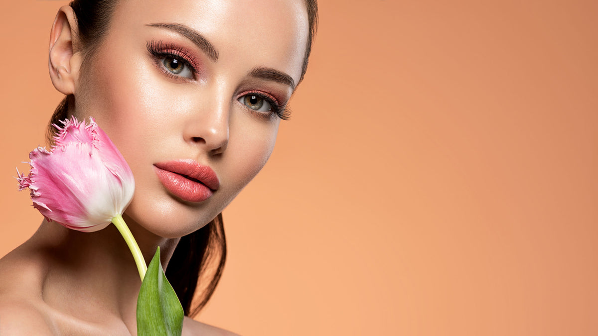 The gorgeous luxurious lash kits for those false lashes lovers.